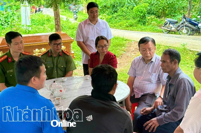 Phó Chủ tịch UBND tỉnh Lê Huyền thăm, hỗ trợ 25 triệu đồng cho gia đình nạn nhân tử vong trong vụ sạt đèo  Khánh Sơn