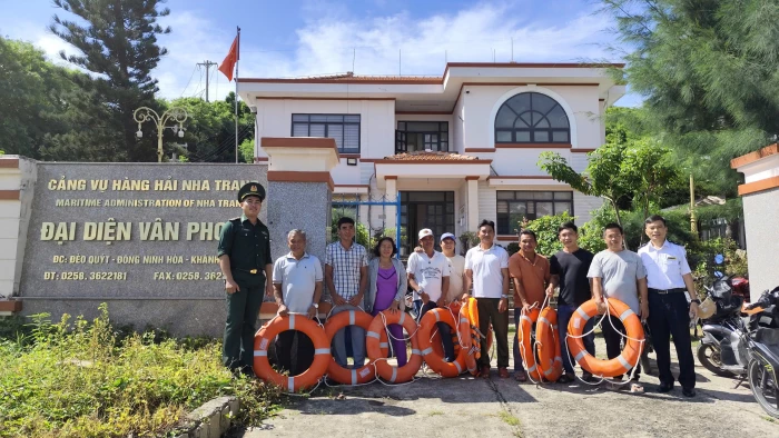 Cảng vụ Hàng hải Nha Trang tặng các thuyền viên 80 áo phao và 40 phao tròn cứu sinh chuyên dụng