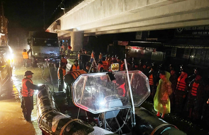 Hơn 300 cán bộ, chiến sĩ Hải quân cơ động giúp Nhân dân trong đêm