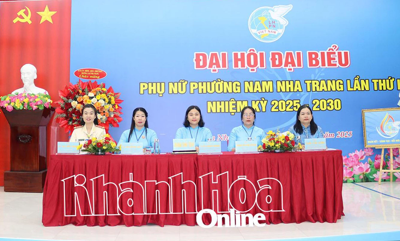 Đoàn Chủ tịch điều hành đại hội.