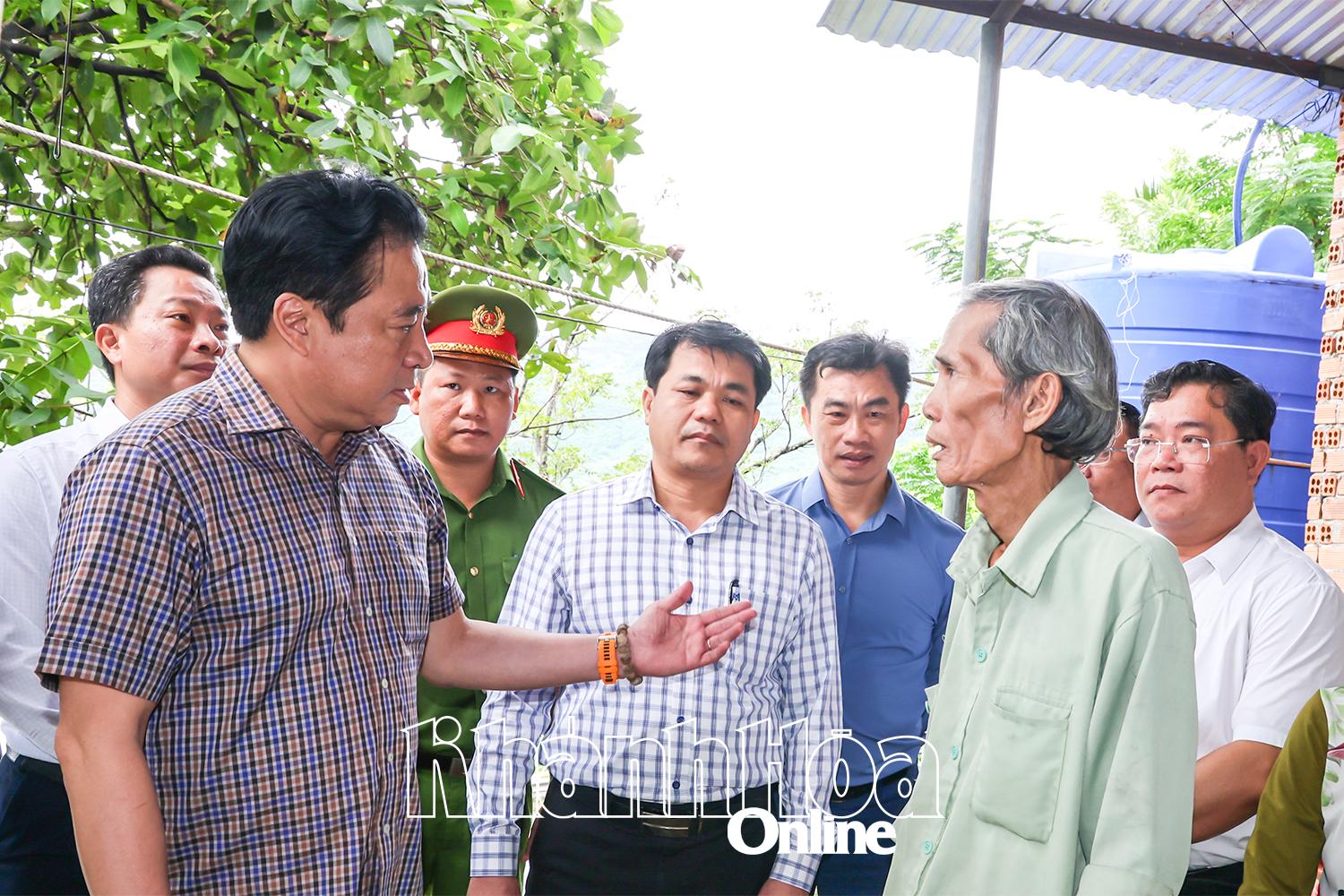 Chủ tịch UBND tỉnh Nguyễn Khắc Toàn trao đổi với người dân về việc di dời khỏi khu vực nguy hiểm.
