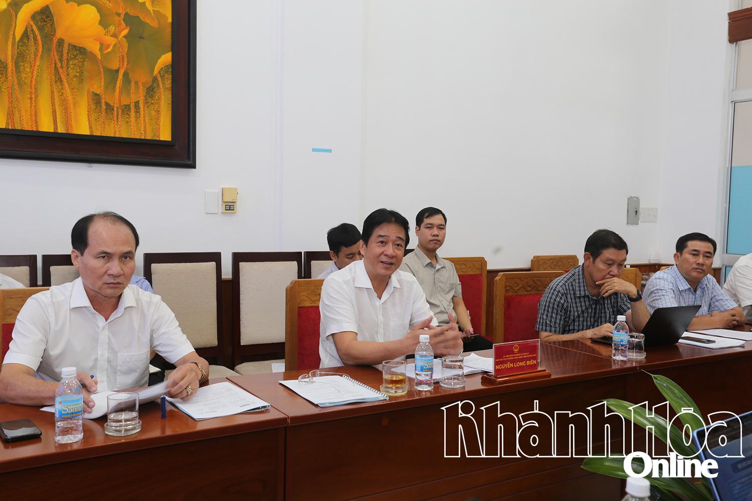 Nguyen Long Bien chairs the meeting

