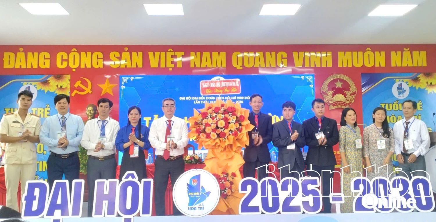 Lãnh đạo xã tặng hoa chúc mừng Đại hội