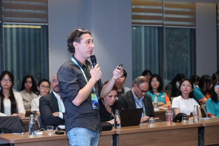 Hình 2. Giáo sư Andrea Giansanti – Chủ tọa của phiên thảo luận đặc biệt

