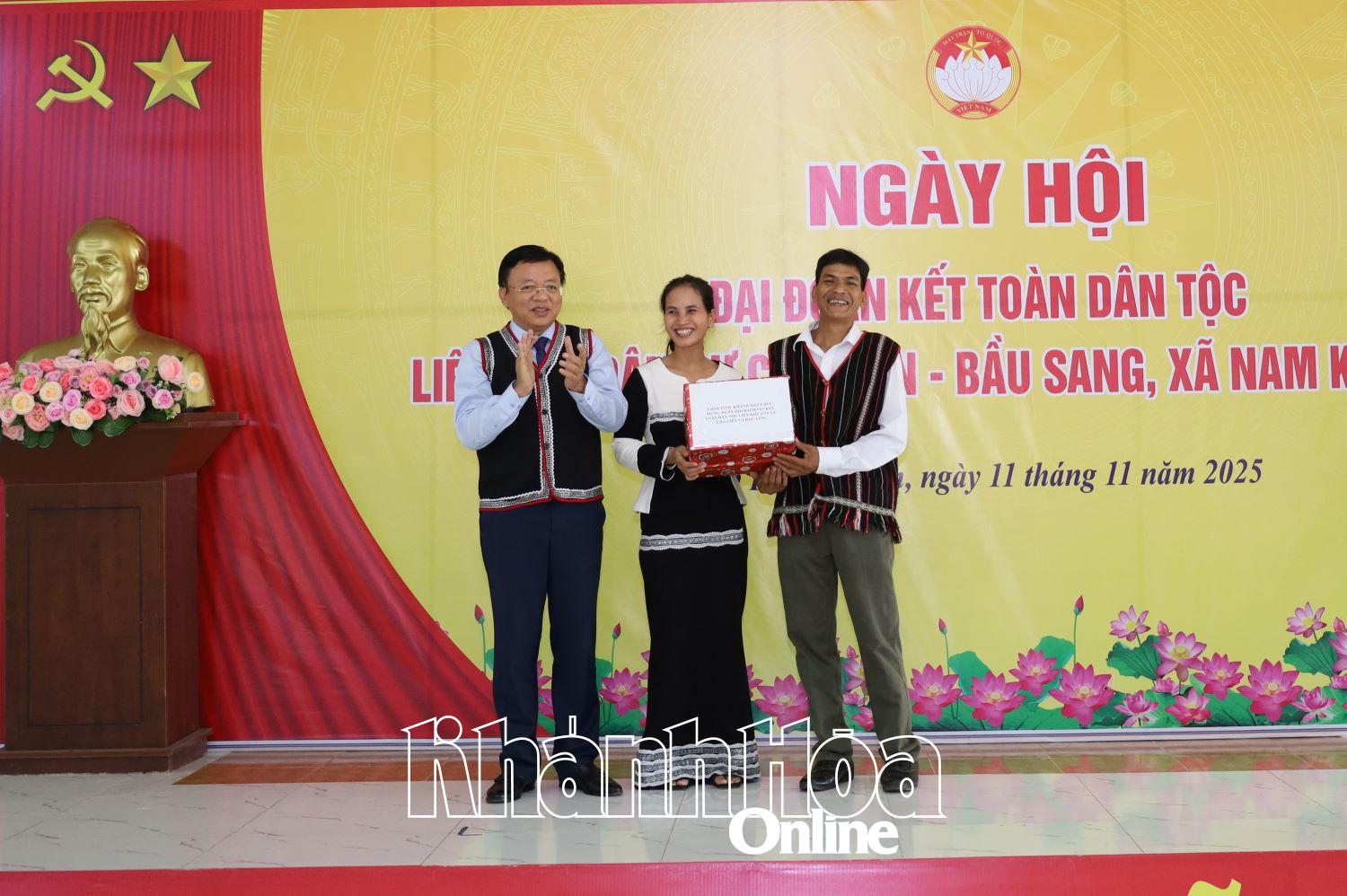 Phó Chủ tịch UBND tỉnh Lê Huyền tặng quà cho Ban Công tác Mặt trận 2 thôn.