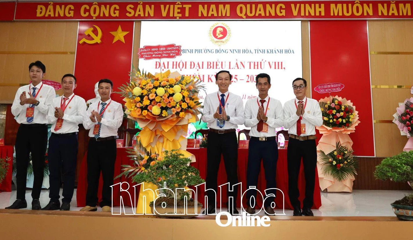 Lãnh đạo Đảng ủy phường Đông Ninh Hòa tặng hoa chúc mừng đại hội.
