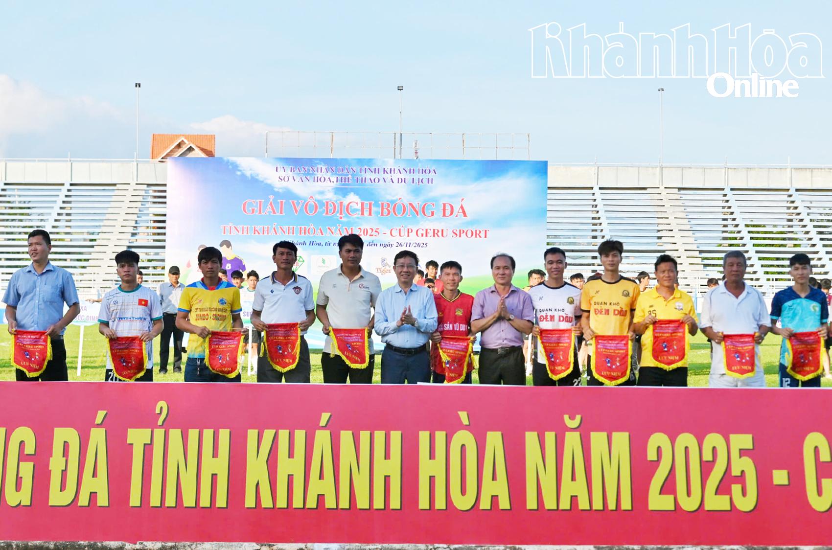 Leaders of Khanh Hoa Provincial Department of Culture, Sports and Tourism giving commemorative flags to the teams

