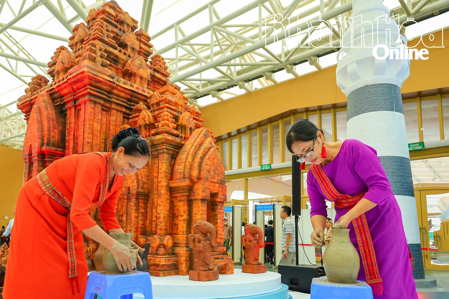 The art of pottery-making of Cham people is introduced at an event in Hanoi

