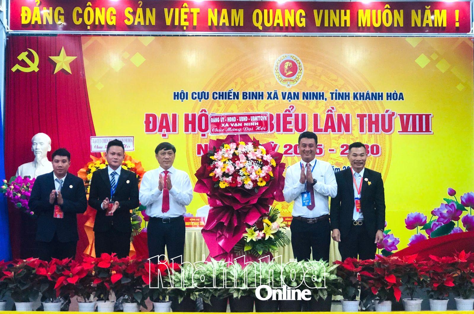 Lãnh đạo xã Vạn Ninh tặng hoa chúc mừng đại hội.