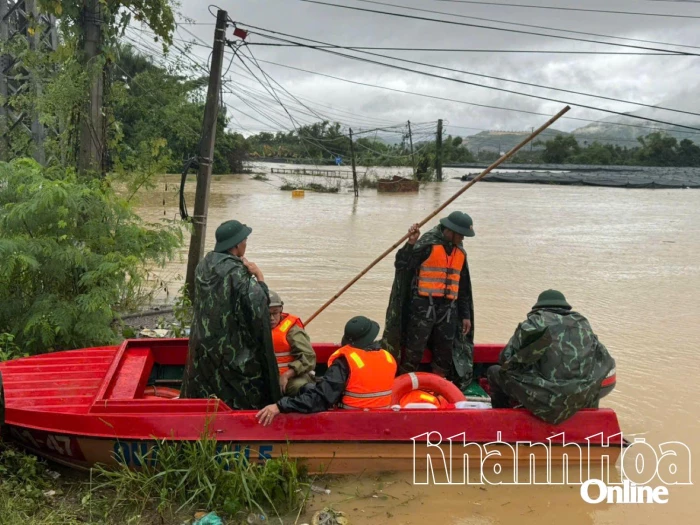 Ban Chỉ huy Phòng thủ khu vực 2 - Diên Khánh huy động tối đa lực lượng di dời các hộ dân vùng ngập sâu đến nơi an toàn