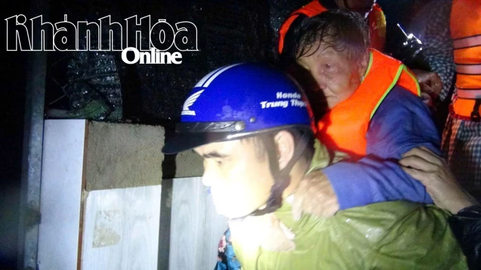 Bộ Chỉ huy Quân sự tỉnh Khánh Hòa huy động tối đa lực lượng xuyên đêm cứu dân trong lũ