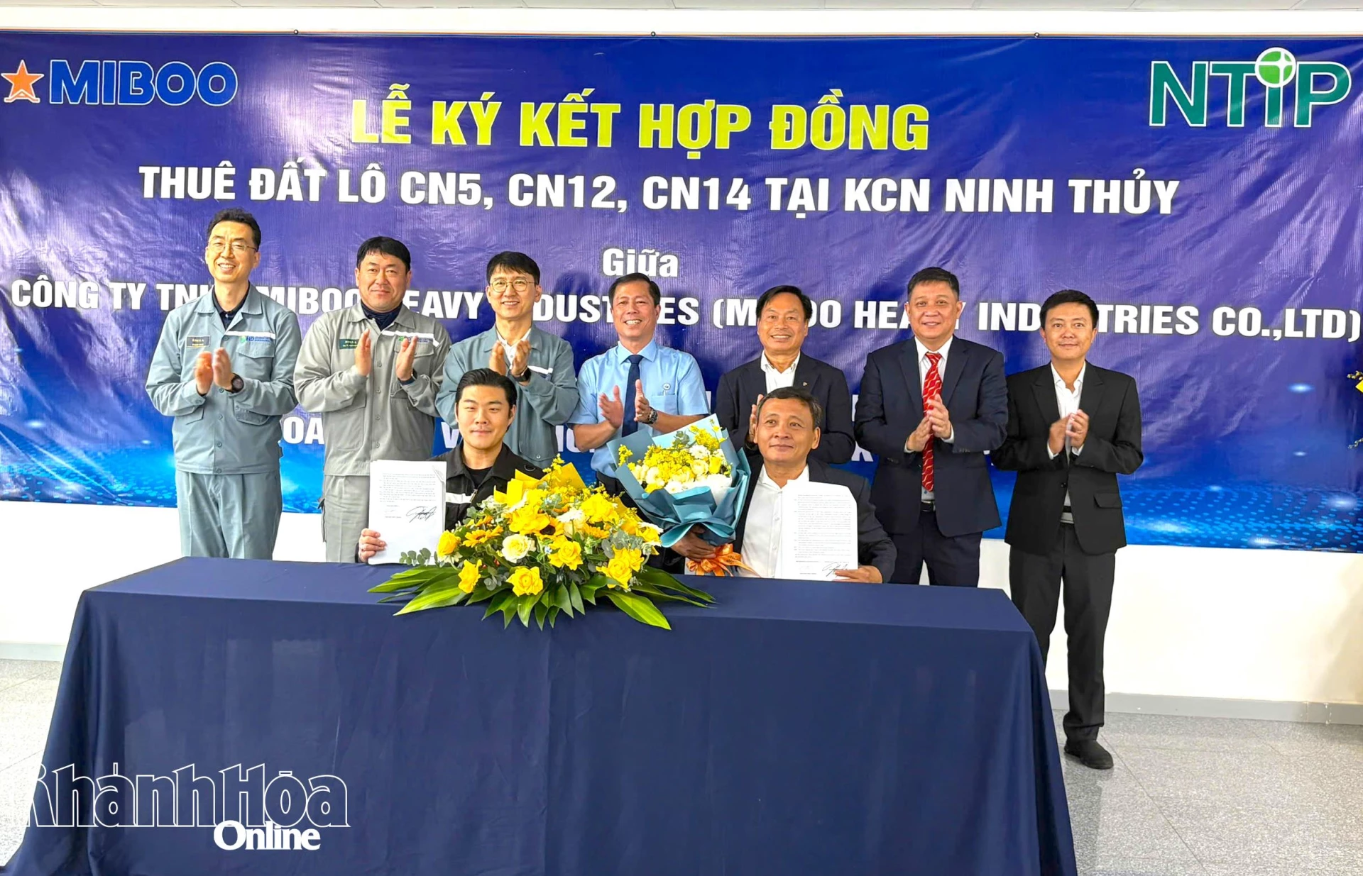 Leaders of Khanh Hoa Provincial Economic Zone and Industrial Park management board and other attendees posing for photos with the 2 businesses

