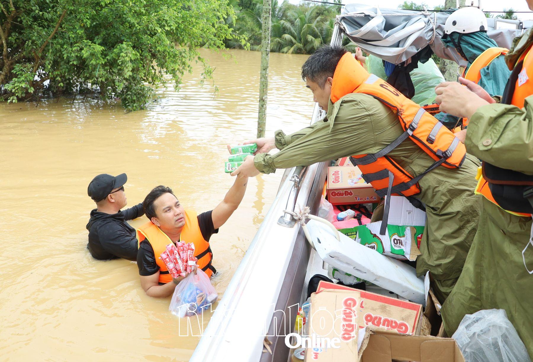 Các lực lượng, tình nguyện viên đưa hàng vào cứu trợ người dân vùng ngập sâu.