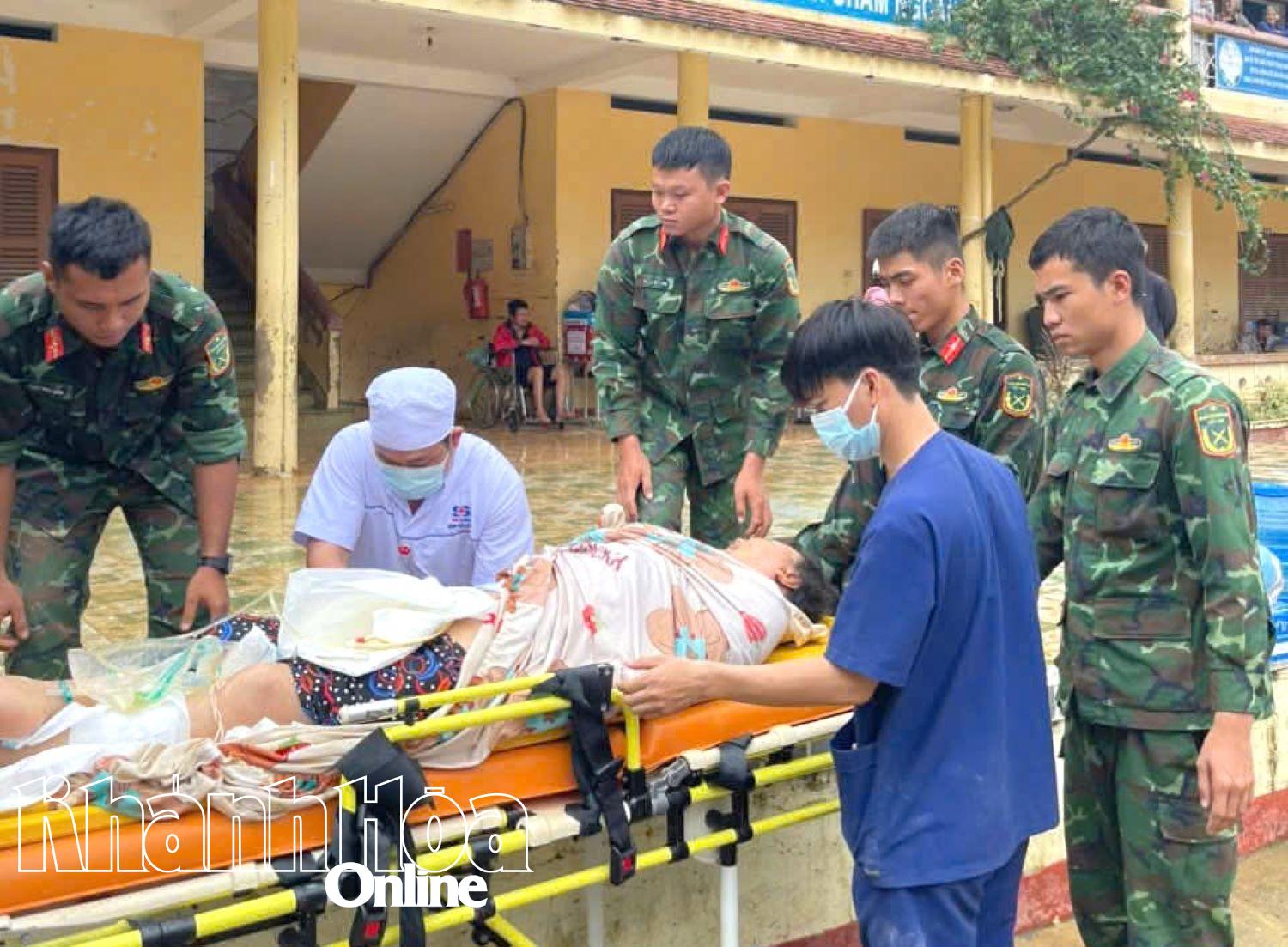 Trường hợp tình trạng bệnh nặng được tổ y tế chuyển đến bệnh viện điều trị.