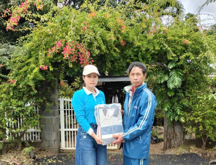 Hội Liên hiệp Phụ nữ xã Cam An tặng quần áo mới hỗ trợ người dân bị ảnh hưởng bởi mưa lụt