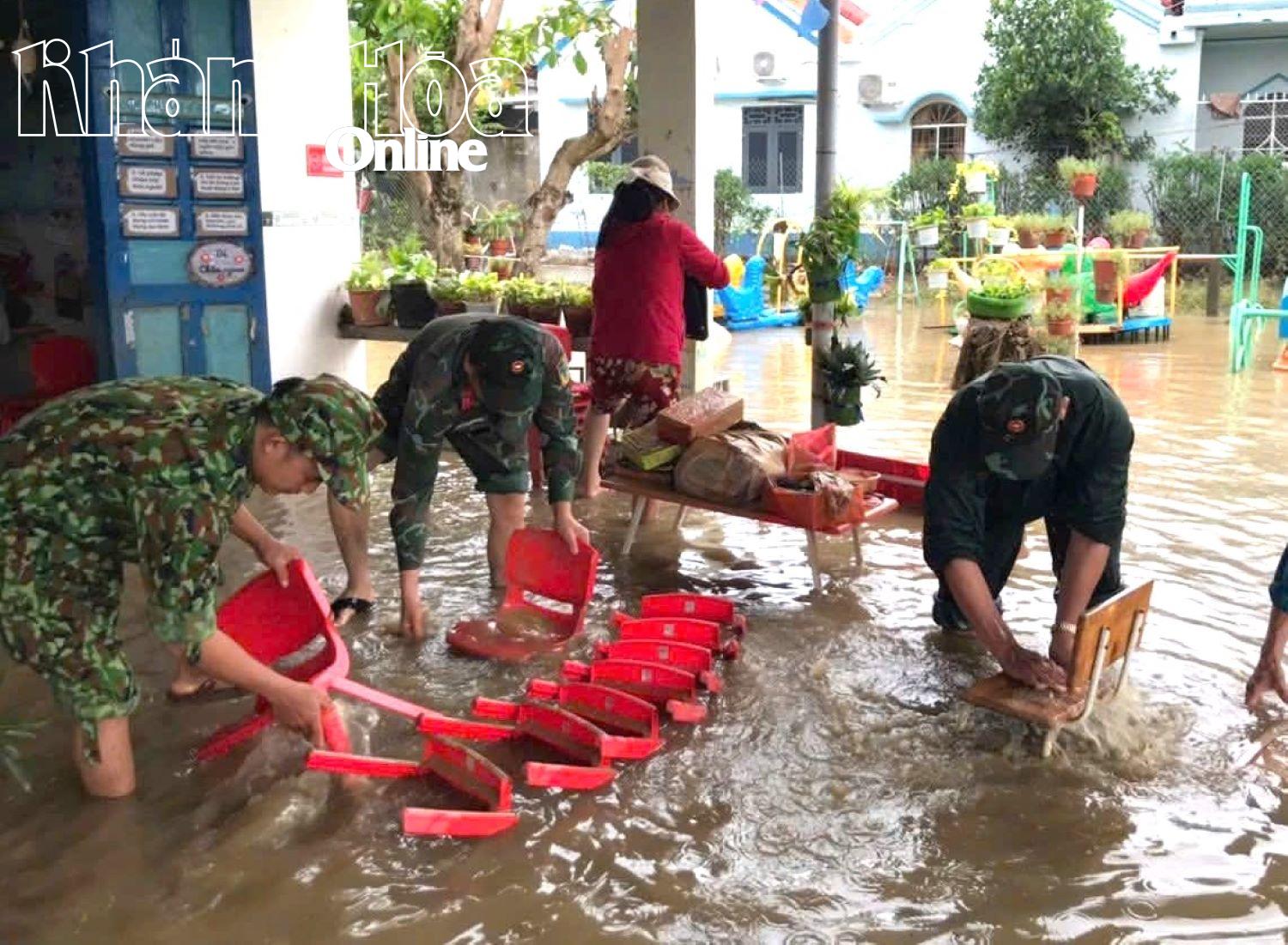 Cán bộ, chiến sĩ Ban Chỉ huy Phòng thủ khu vực 1 - Ninh Hòa tham gia dọn dẹp trường học trên địa bàn.