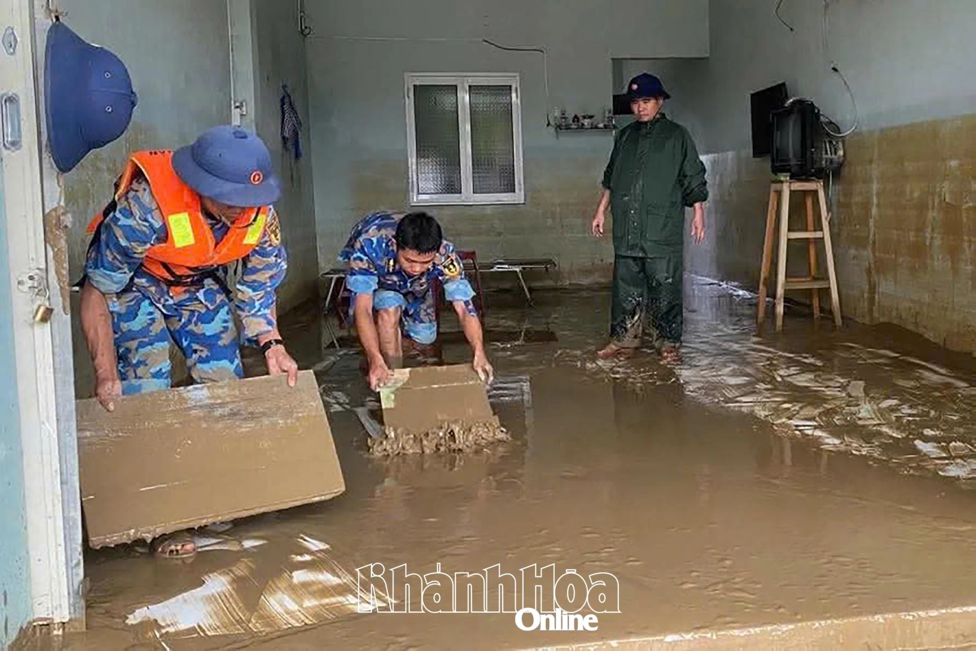 Hỗ trợ người dân dọn dẹp vệ sinh nhà cửa.