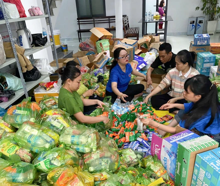 Phụ nữ phường Bắc Nha Trang chung tay hỗ trợ người dân vùng ngập lụt