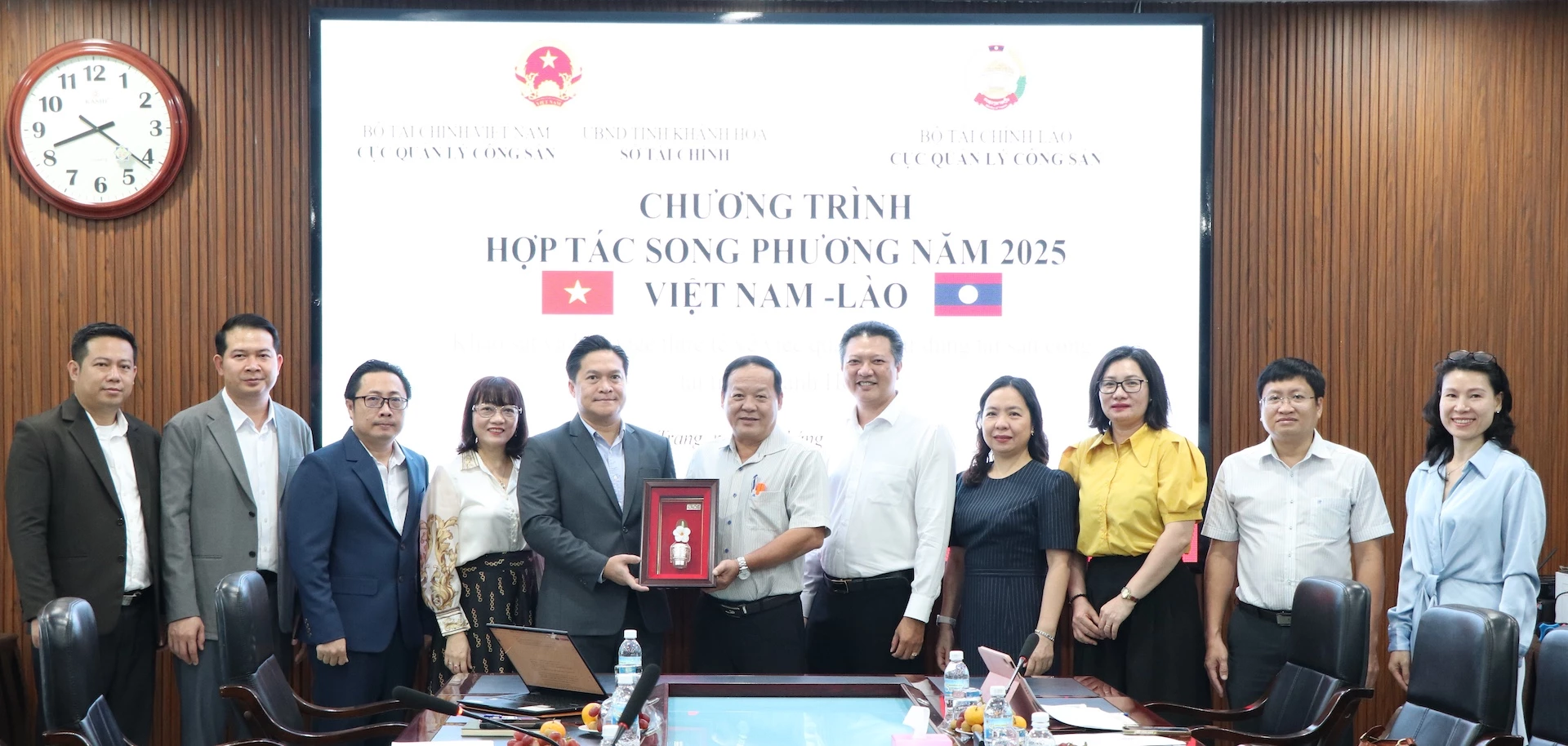 The Lao Ministry of Finance delegation presented souvenirs to the representative of the Department of Finance