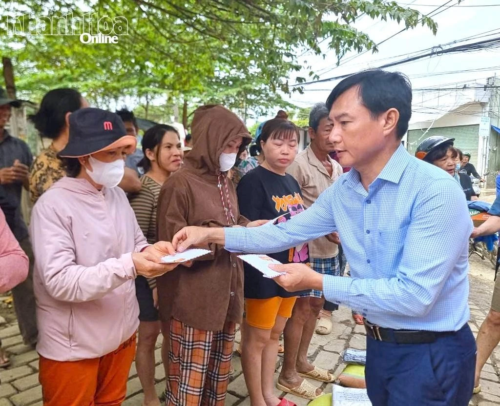 Lãnh đạo Báo và Phát thanh, Truyền hình Khánh Hòa trao quà hỗ trợ cho người dân phường Tây Nha Trang. 