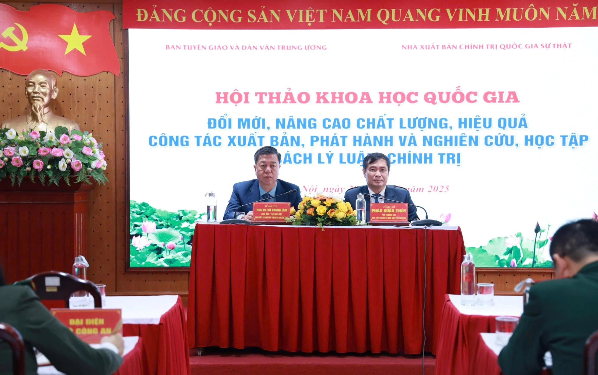 Các đồng chí chủ trì điều hành tham luận tại Hội thảo.