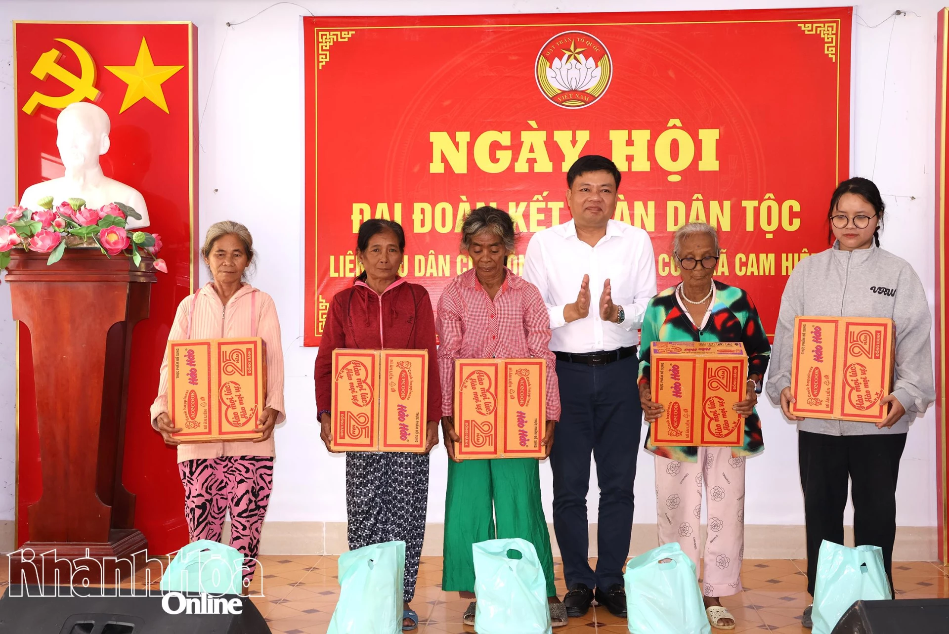 đồng chí Lê Văn Hoan - Bí thư Đảng ủy, Chủ tịch HĐND xã Cam Hiệp trao quà cho các gia đình chính sách, hộ có hoàn cảnh khó khăn.