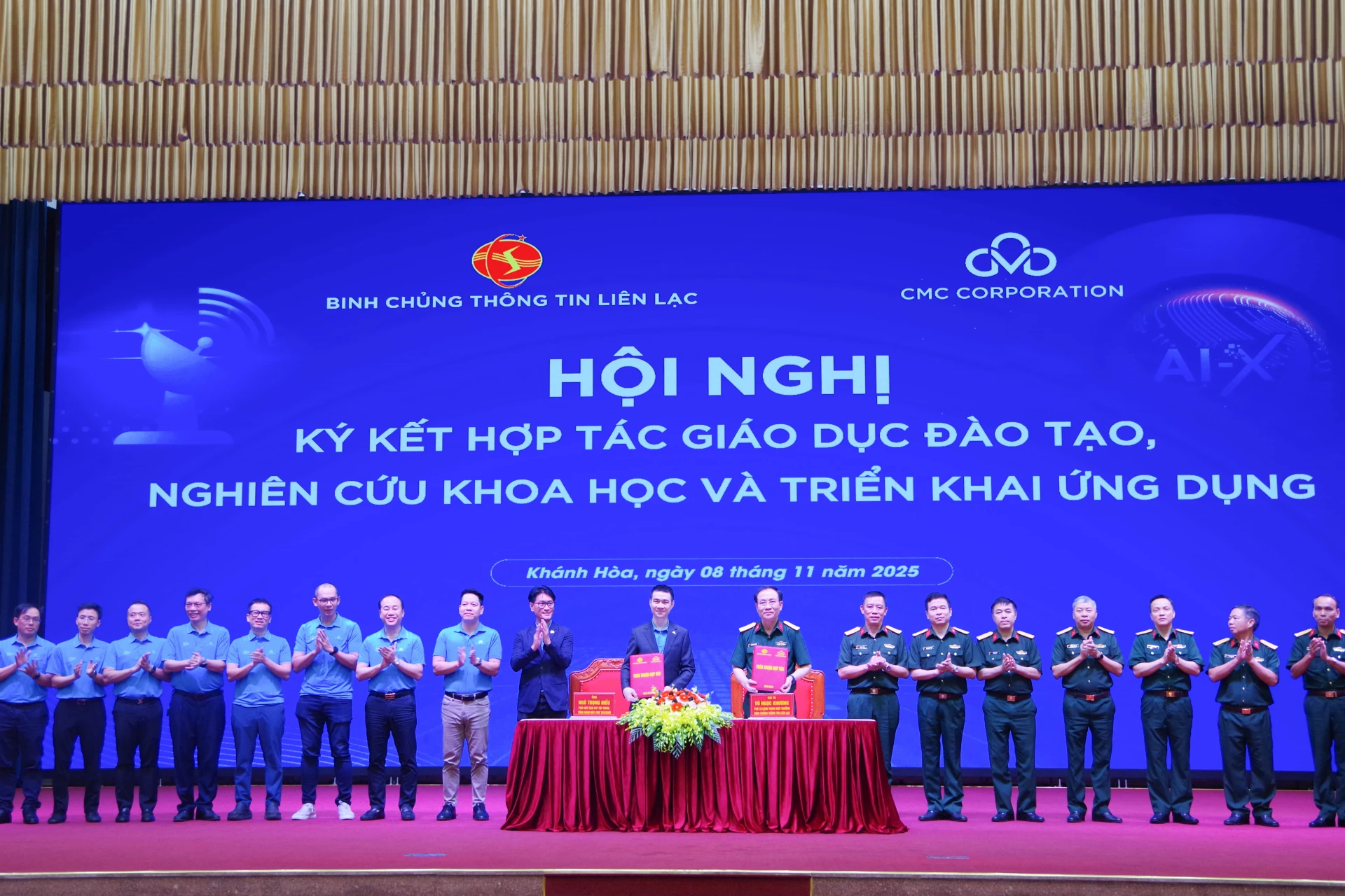 Lãnh đạo hai bên ký kết thỏa thuận hợp tác.