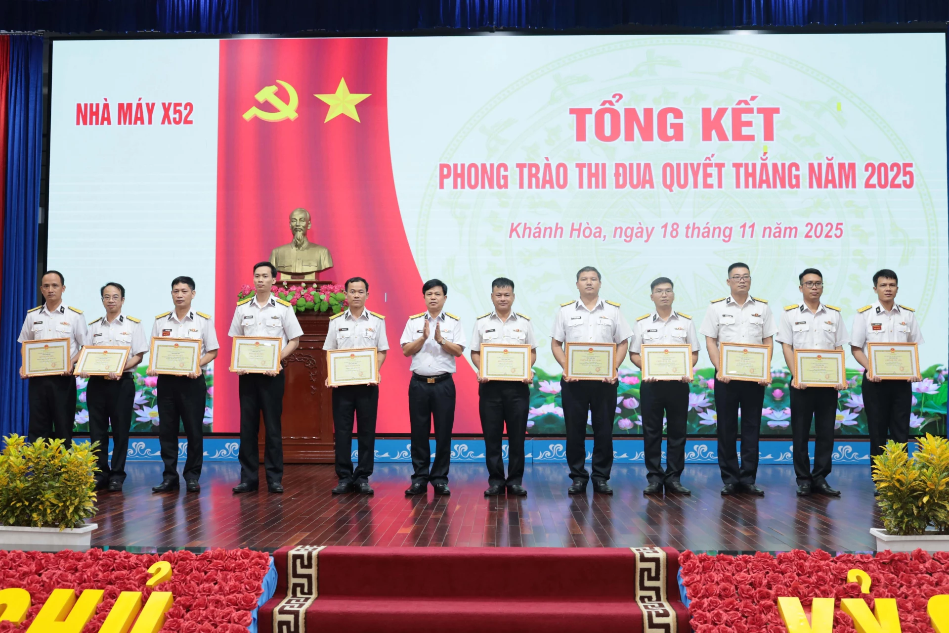 Chính ủy Cục Hậu cần - Kỹ thuật Hải quân trao thưởng cho các tập thể, cá nhân đạt thành tích cao trong phong trào thi đua quyết thắng.