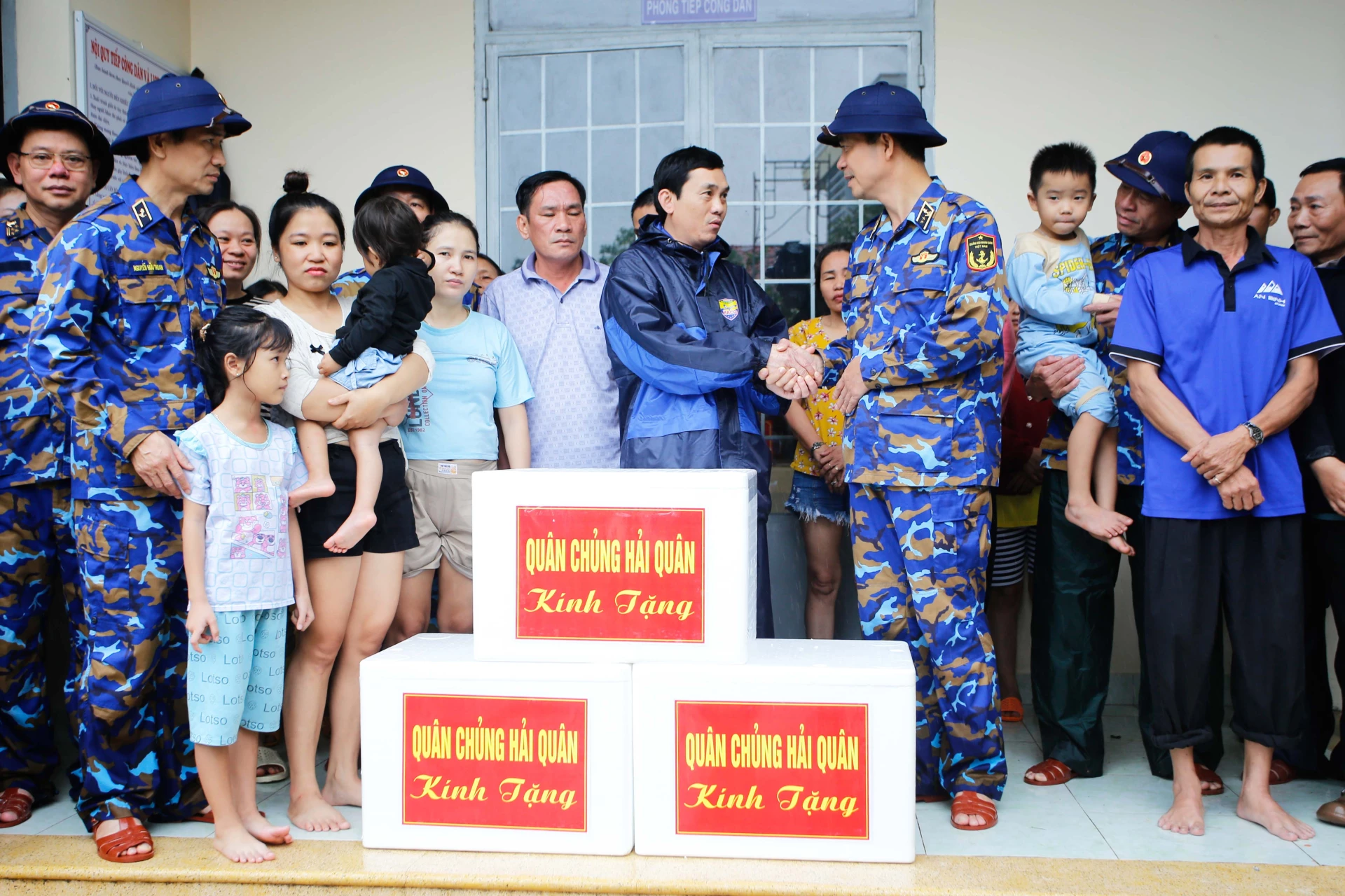 Phó Đô đốc Nguyễn An Phong - Chính ủy Quân chủng Hải quân thăm, tặng quà động viên chính quyền, nhân dân xã Suối Dầu.