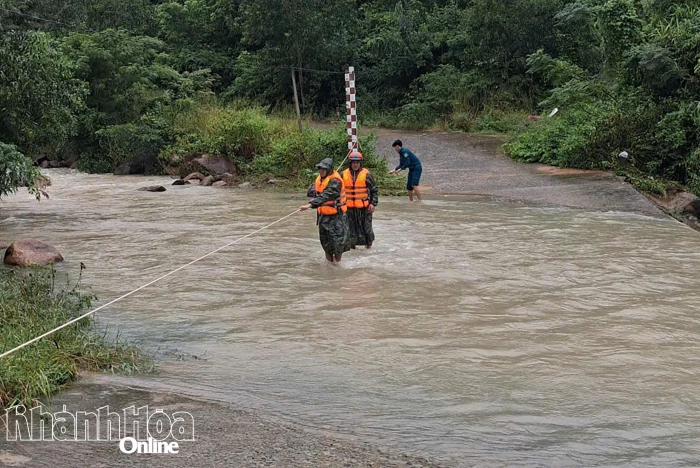 Xã Cam Hiệp: Tiếp tục di dời 20 hộ dân về nơi tránh trú an toàn