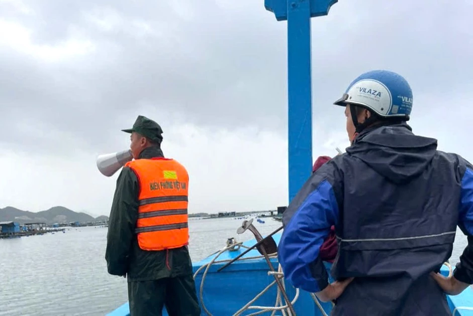 Lực lượng chức năng xã Vạn Hưng kêu gọi lao động trên biển vào bờ tránh trú bão.