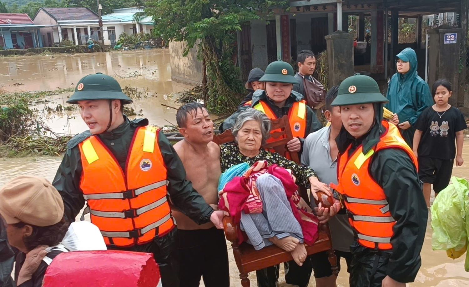 Cán bộ, chiến sĩ Bộ đội Biên phòng tỉnh di dời người dân xã Diên Điền ra khỏi vùng lũ.