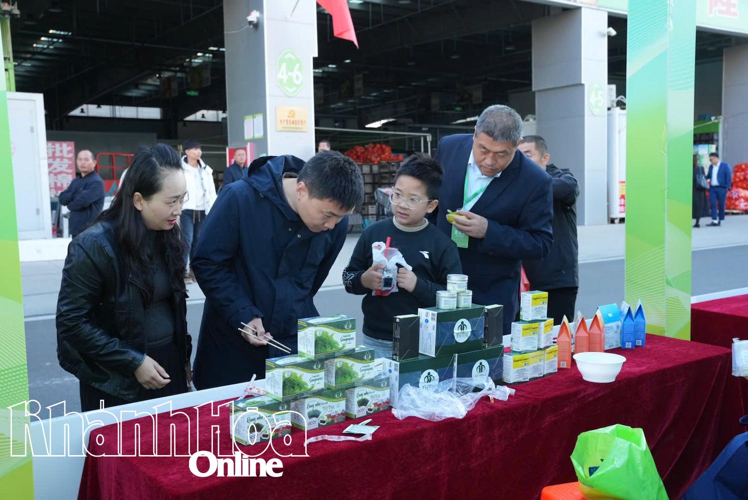Chinese customers tasting sea grape products of Tri Tin Co., Ltd. (Nha Trang Ward)

