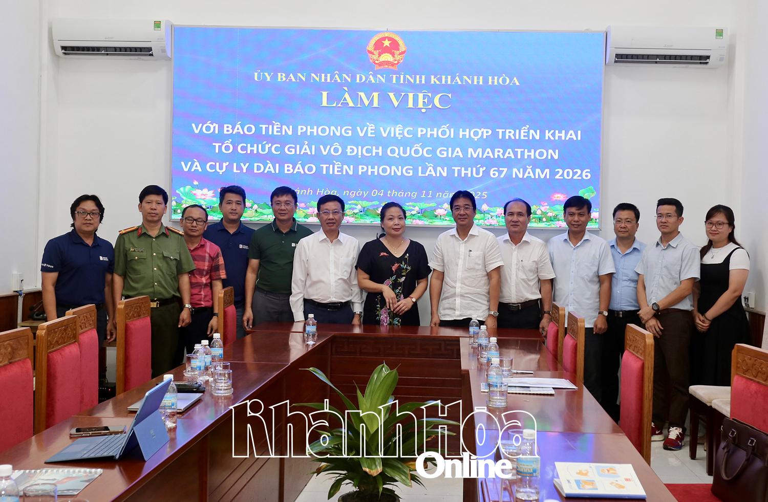 Leaders of Khanh Hoa Provincial Peoples Committee and departments posing for photo with representatives of Tien Phong Newspaper

