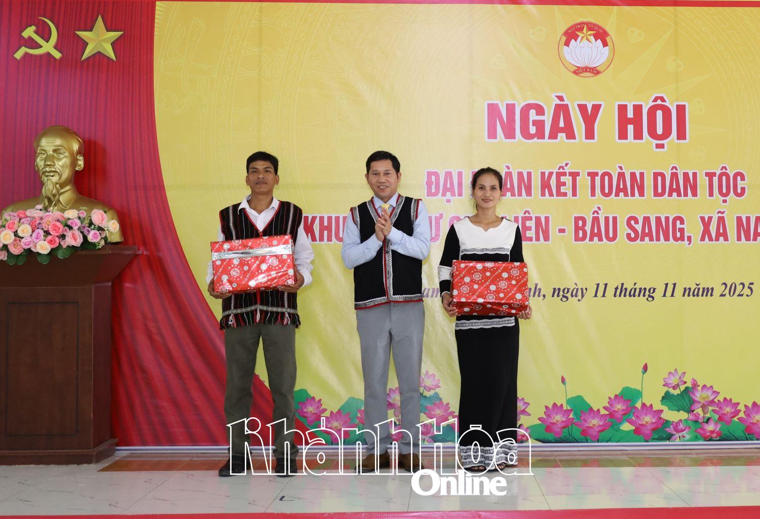 Lãnh đạo Đảng ủy xã Nam Khánh Vĩnh tặng quà cho Ban Công tác Mặt trận 2 thôn.