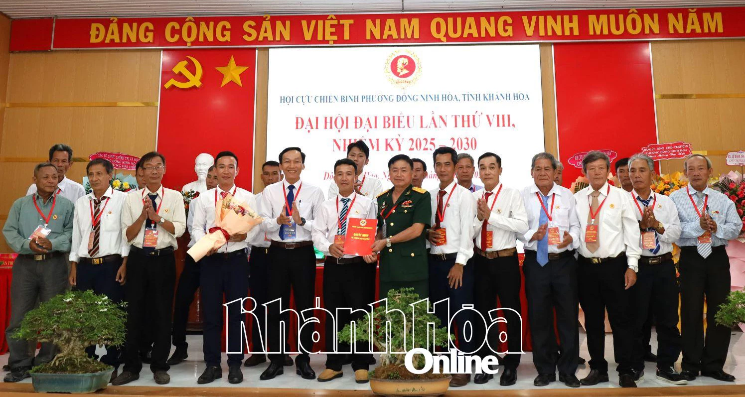 Lãnh đạo Hội Cựu chiến binh tỉnh và Đảng ủy phường Đông Ninh Hòa trao quyết định và tặng hoa chúc mừng Ban Chấp hành Hội Cựu chiến binh phường nhiệm kỳ mới.
