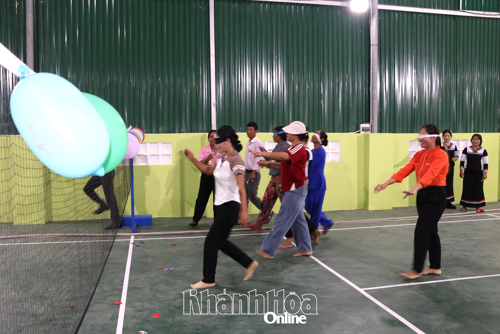 Một trò chơi dân gian tại ngày hội Đại đoàn kết liên khu dân cư.