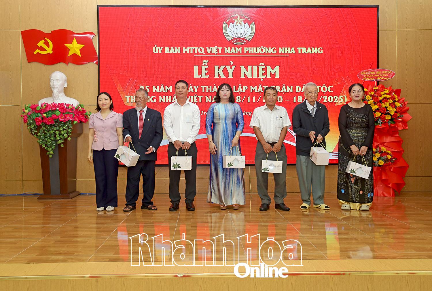 Các cá nhân nguyên chủ tịch Ủy ban MTTQ Việt Nam của 5 phường trước hợp nhất nhận quà tri ân.