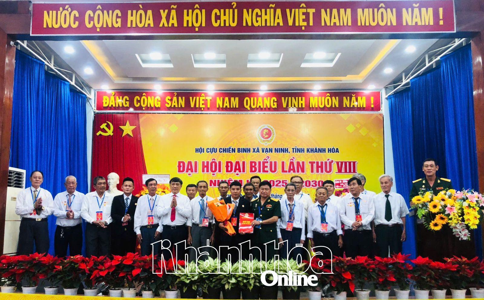 Lãnh đạo Hội Cựu chiến binh tỉnh và lãnh đạo xã Vạn Ninh trao quyết định, tặng hoa chúc mừng Ban Chấp hành Hội Cựu chiến binh xã Vạn Ninh, nhiệm kỳ 2025-2030.