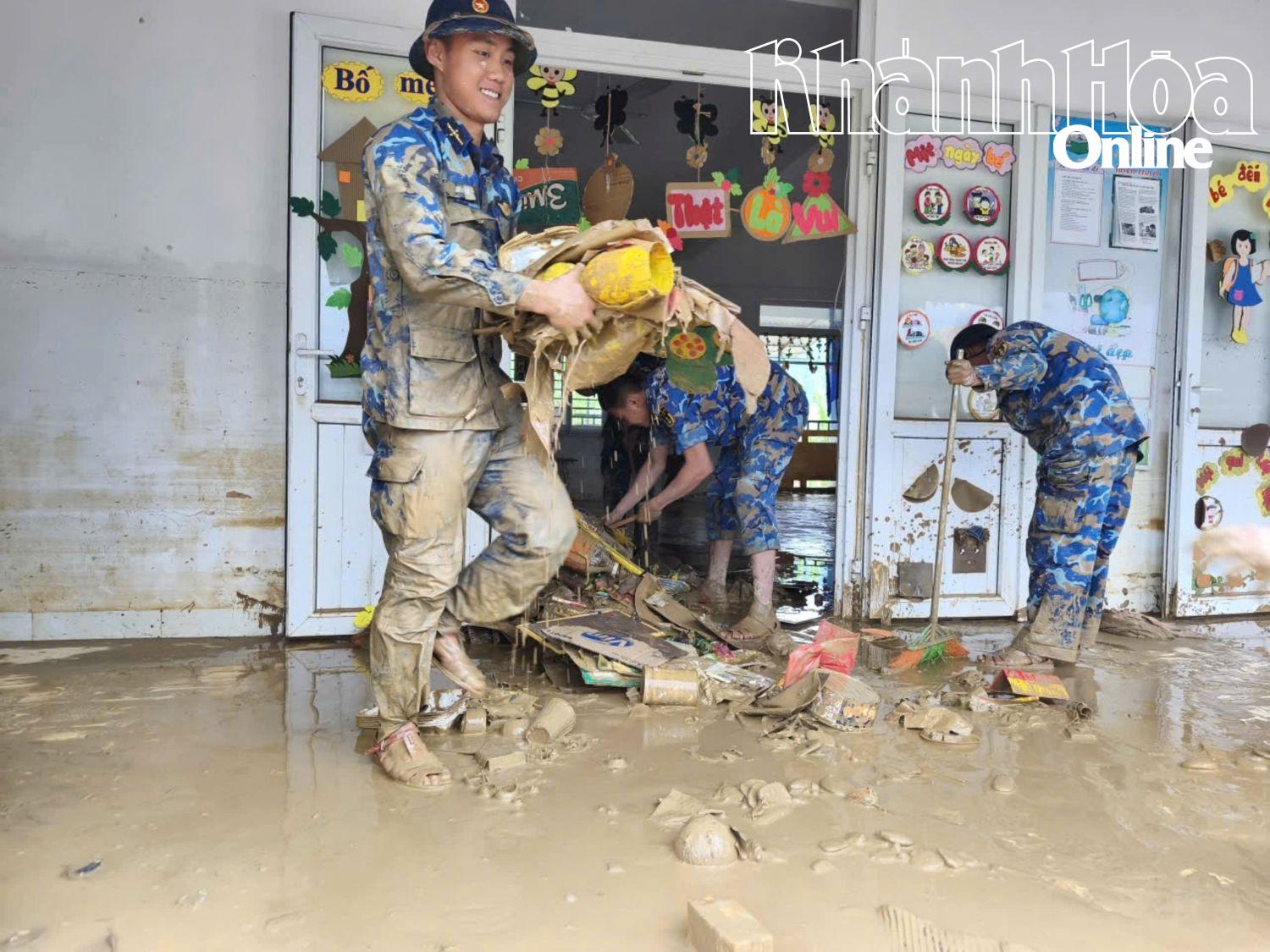 Cán bộ, chiến sĩ dọn vệ sinh Trường Mầm non Diên Phú, xã Diên Điền