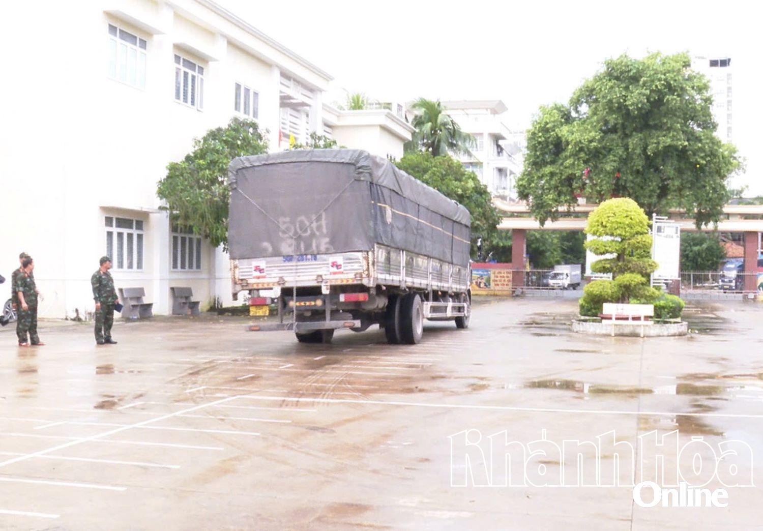 The relief goods are immediately distributed to delivere to flood victims
