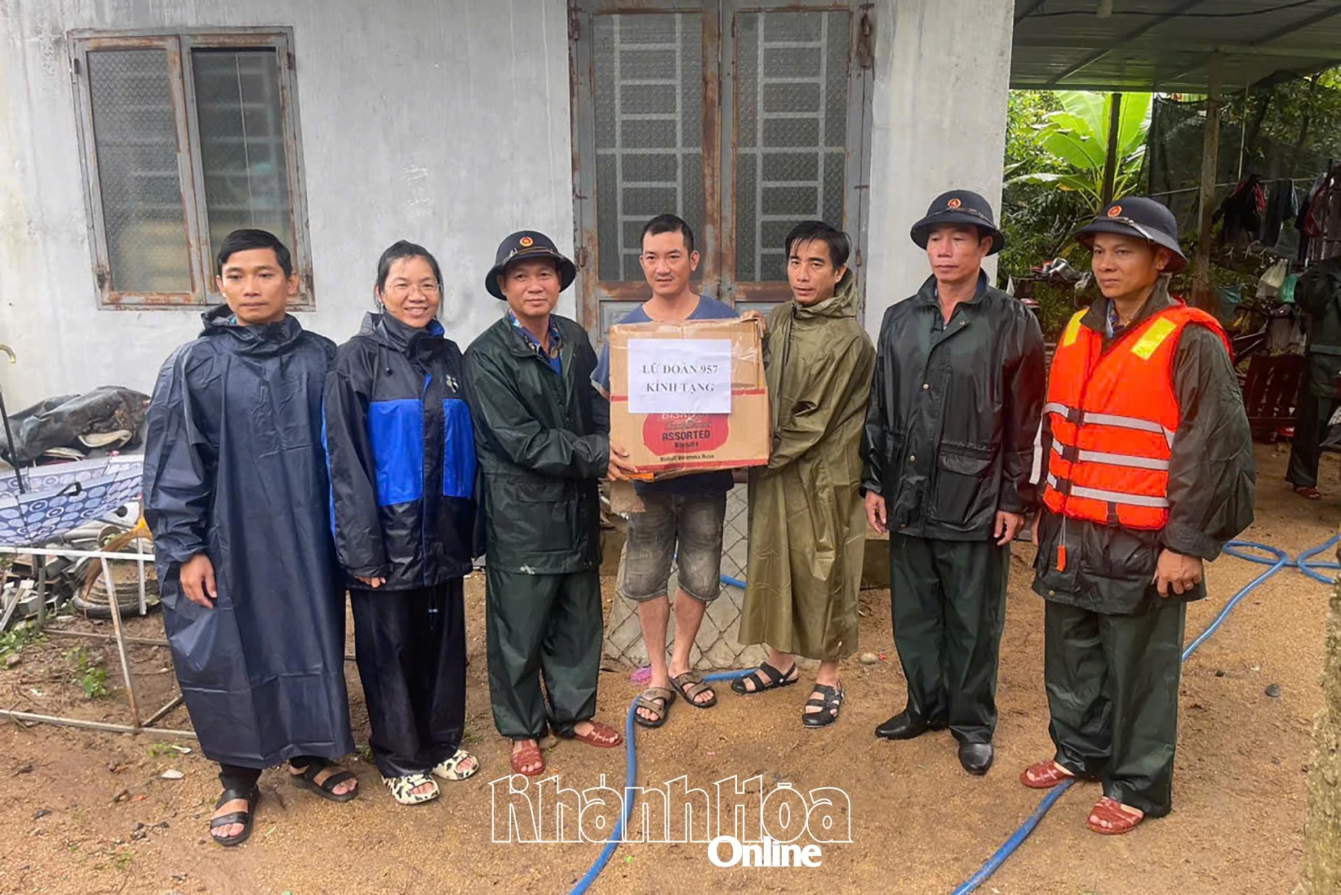 Trao hỗ trợ cho người dân bị ảnh hưởng do lũ lụt.