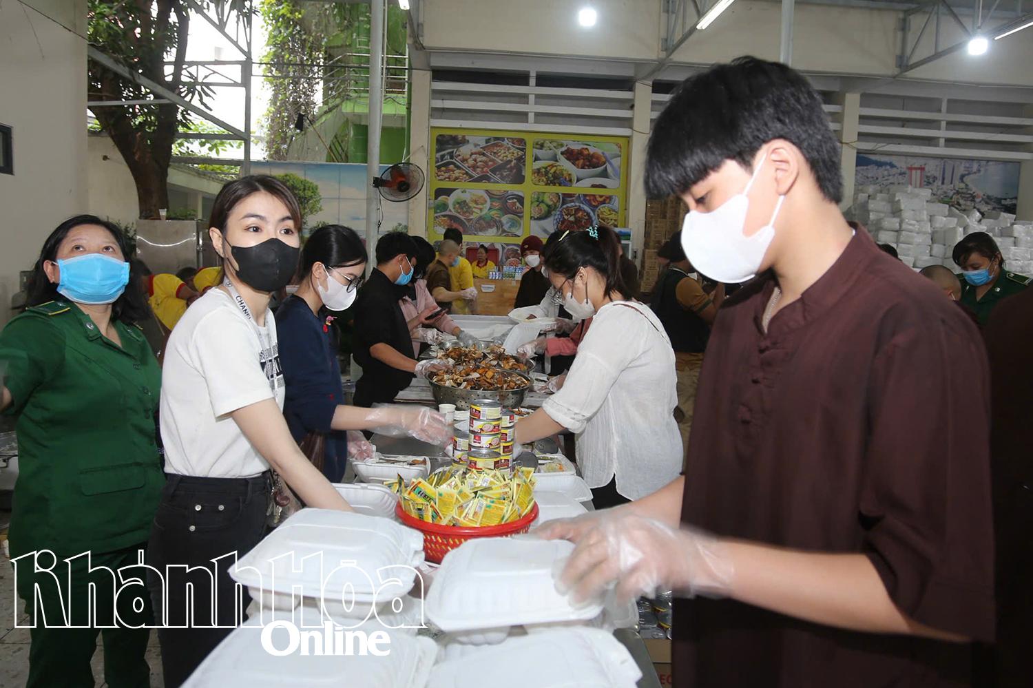 Preparing meals for flood-stricken people

