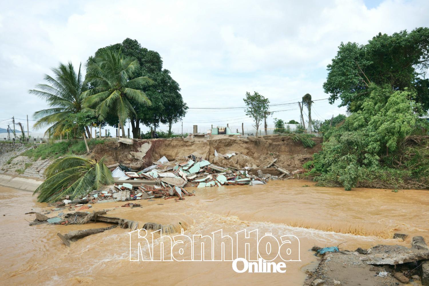 Một phần bờ hữu đoạn kênh dẫn hạ du cống lấy nước đầu kênh Nam (xã Phước Hậu) bị xói lở.
