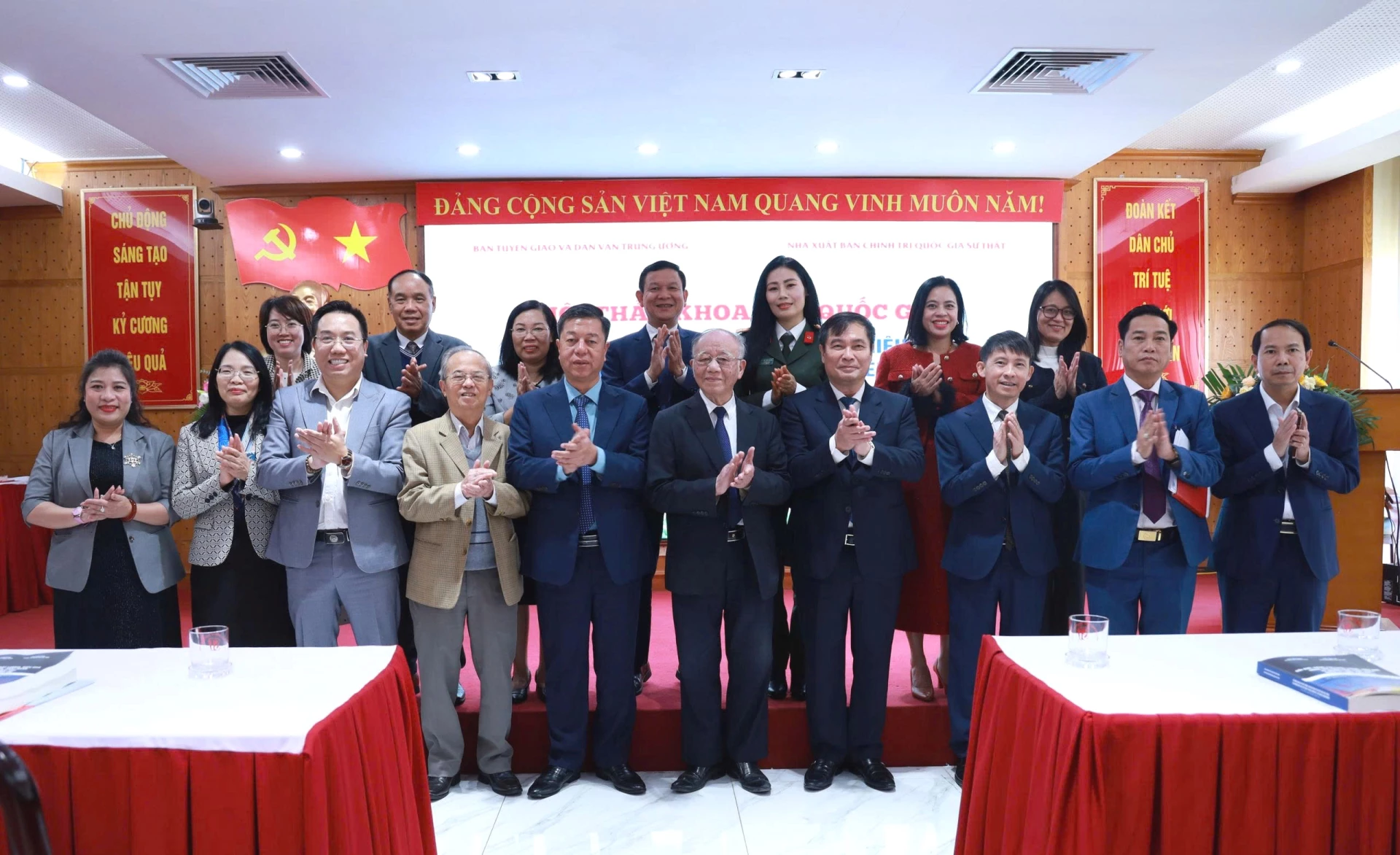 Các đại biểu chụp ảnh lưu niệm sau khi kết thúc Hội thảo.