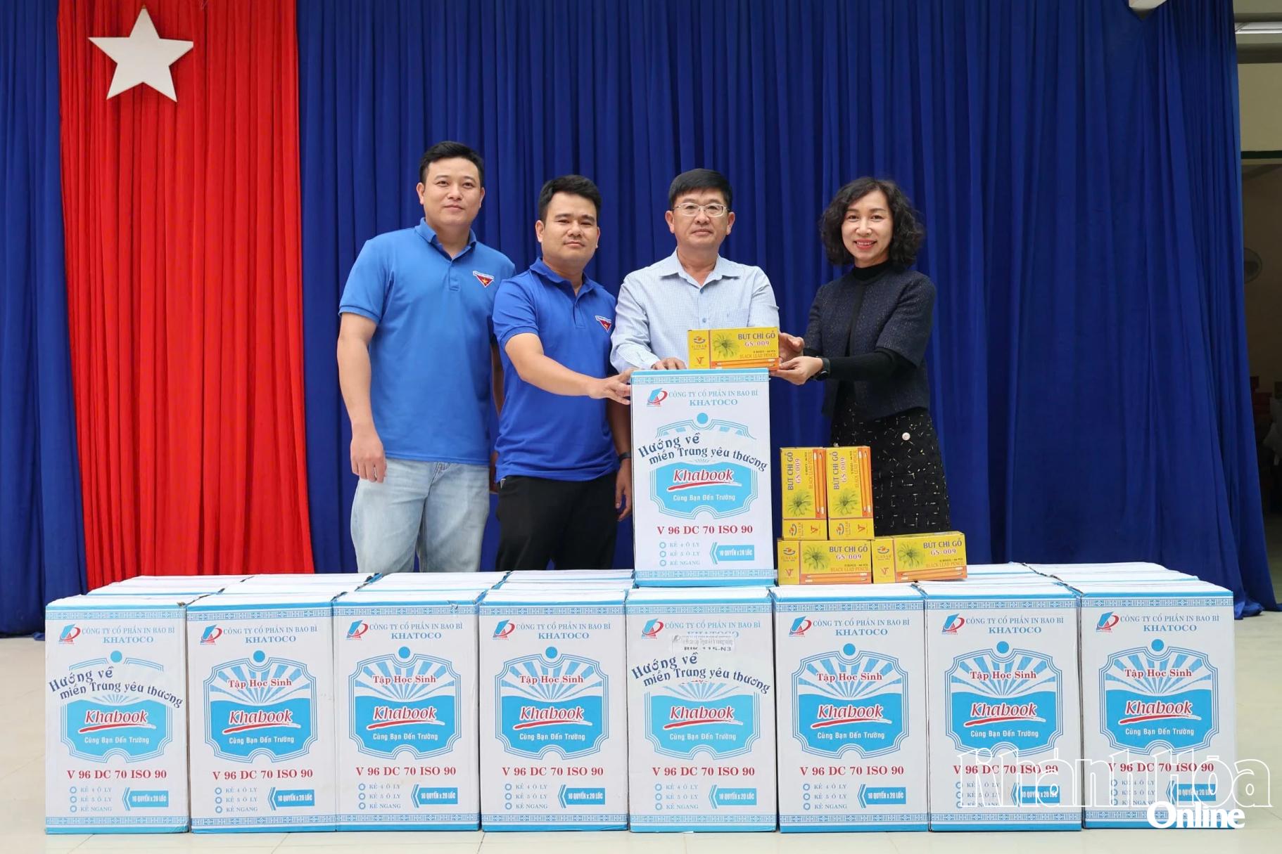 Lãnh đạo Báo và Phát thanh, Truyền hình Khánh Hòa cùng đại diện Tổng Công ty Khánh Việt tặng quà cho Trường Tiểu học Vĩnh Hiệp. Ảnh: Thái Thịnh. 
