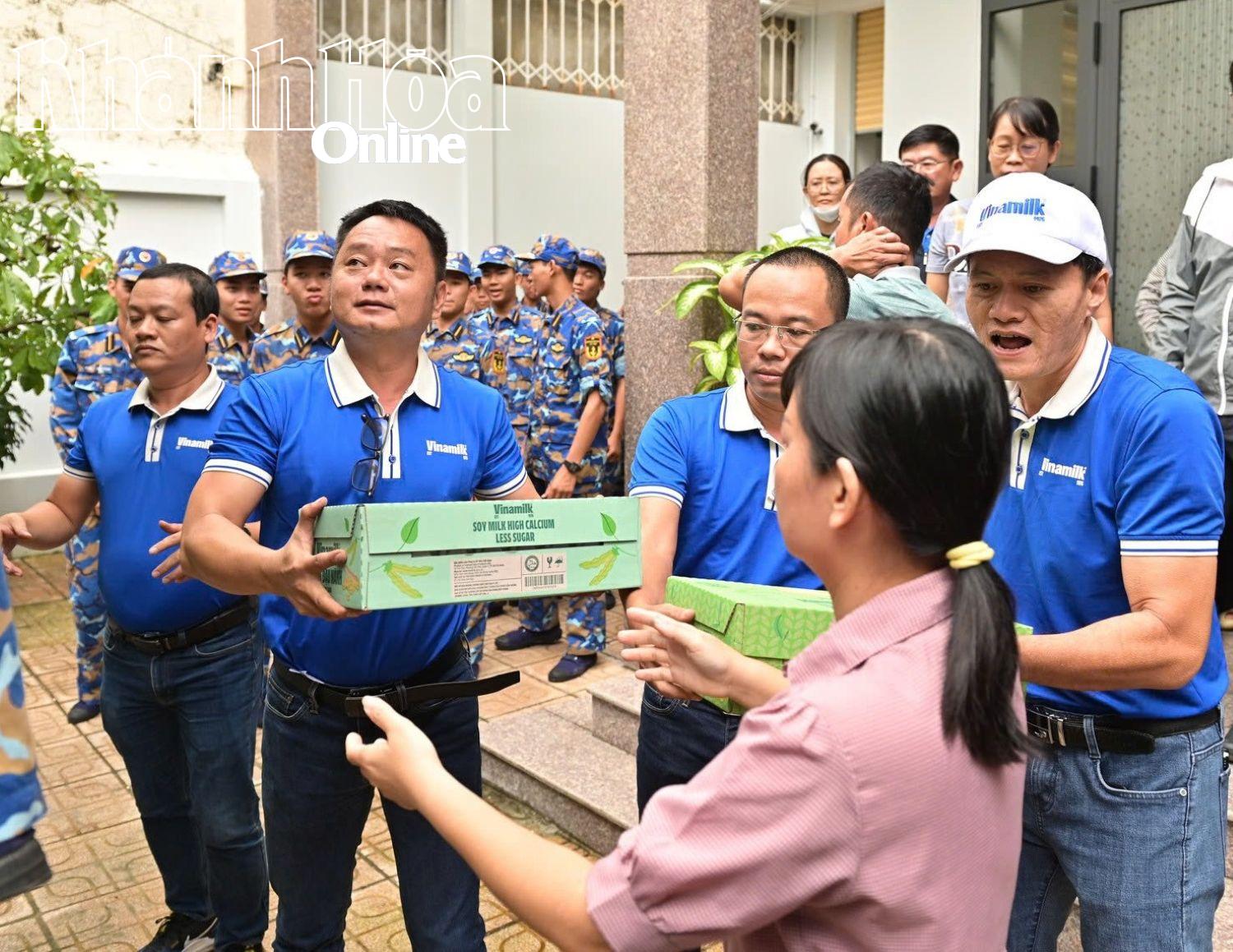 Đại diện Vinamilk bàn giao hàng hỗ trợ đến Báo và Phát thanh, Truyền hình Khánh Hòa