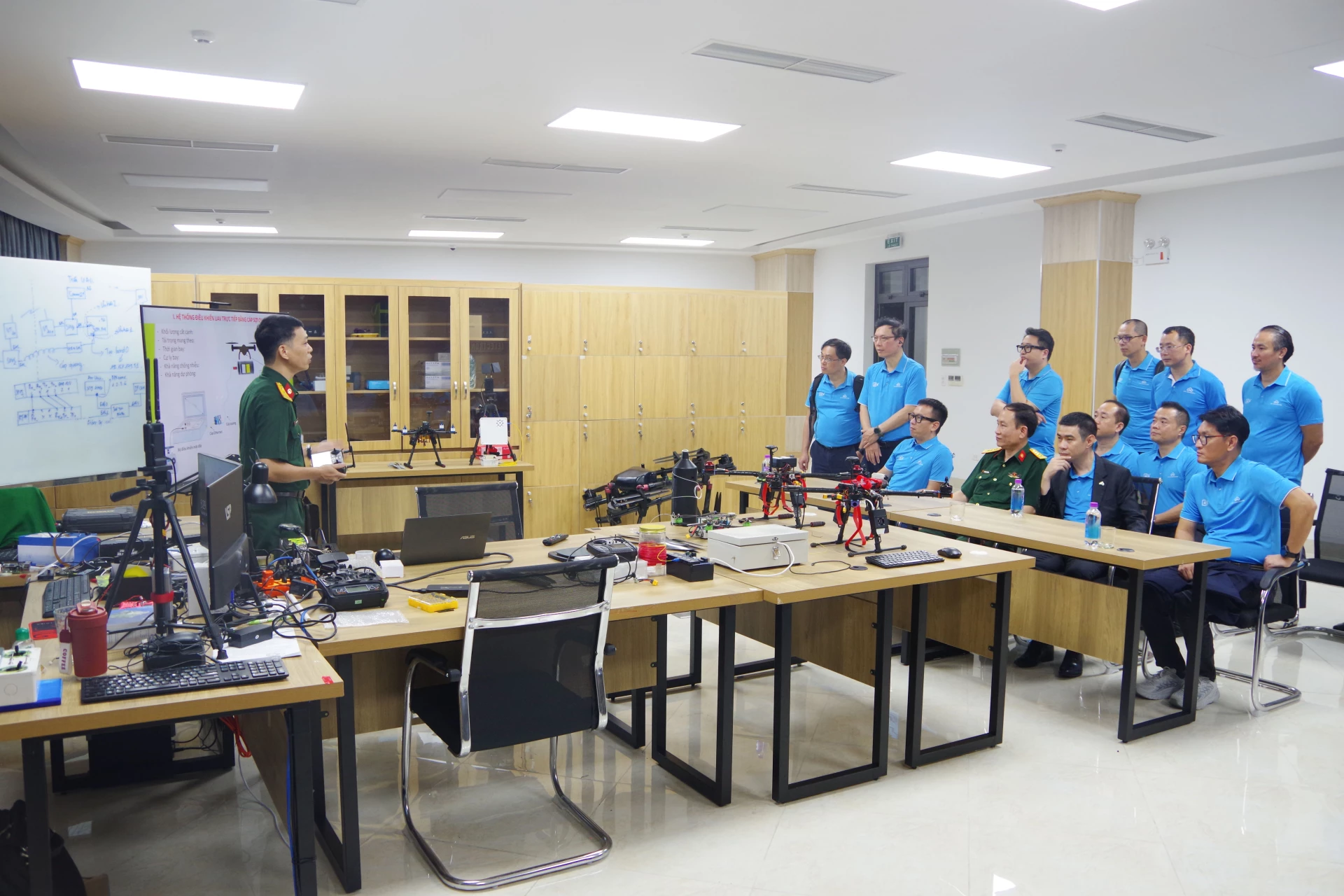 Các đại biểu tham quan tại Trung tâm Công nghệ thông tin và Ngoại ngữ.