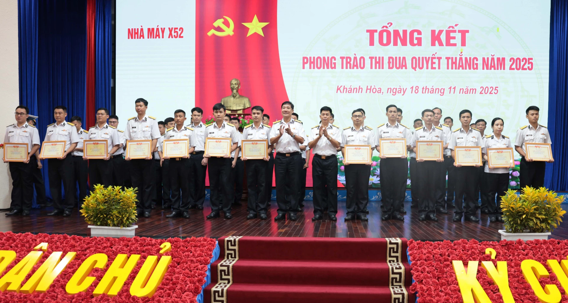 Chỉ huy Nhà máy X52 trao thưởng cho các cá nhân đạt danh hiệu chiến sĩ thi đua cơ sở.