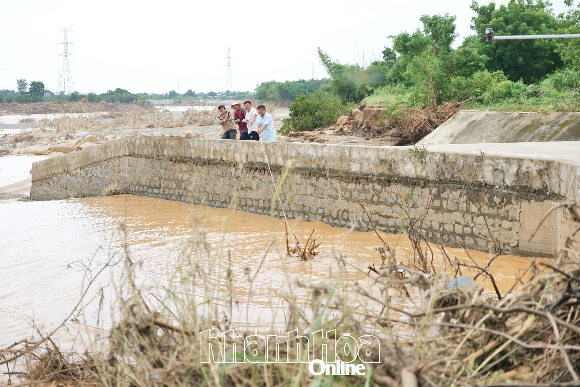 Nhân viên Trạm Quản lý Hệ thống thủy lợi Nha Trinh tích cực thu gom rác nổi tại cống lấy nước đầu kênh Nam (xã Phước Hậu), nhằm thông thoáng cửa xả, cửa tràn tự do.